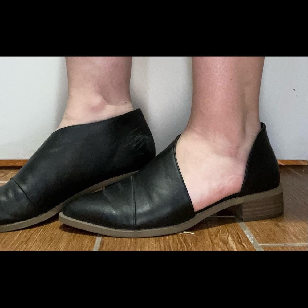 Universal Thread Flats - Picture 2 of 2